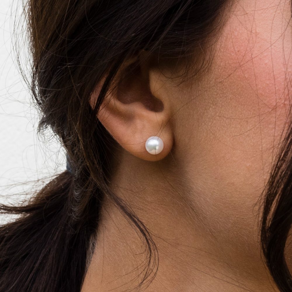 White Akoya Pearl Earrings Heidi Kjeldsen Jewellery Er2327 model