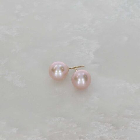 Alma-Pink-Cultured-Pearl-And-Gold-Earrings-Heidi-Kjeldsen-Jewellery-ER4737-still