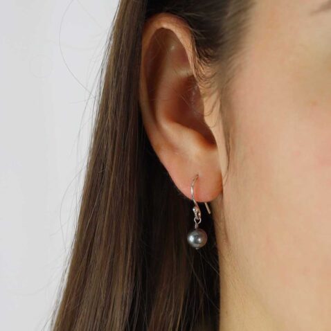 Heidi Kjeldsen Jewellery Black Cultured Pearl Earrings ER4748 model1