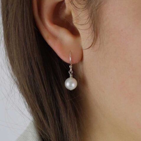 Margit Heidi Kjeldsen Jewellery White Cultured Pearl Earrings ER4747 model1 (1)