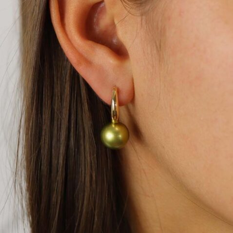 Dorit Green Tatihan Pearl Gold Drop Earrings Heidi Kjeldsen Jewellery ER2628 model (1)