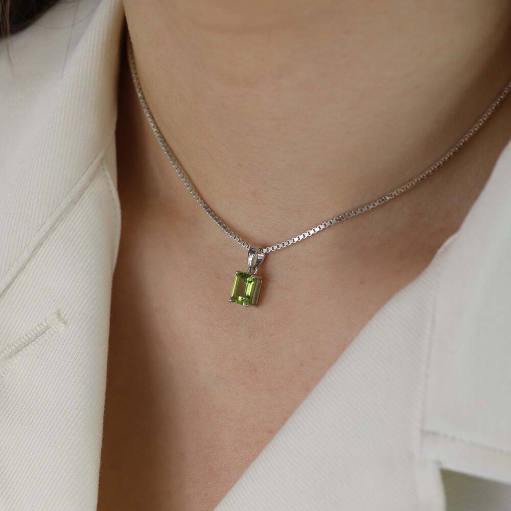 Nanna Peridot Gold Pendant Heidi Kjeldsen Jewellery P1731 model