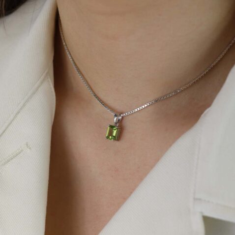 Nanna Peridot Gold Pendant Heidi Kjeldsen Jewellery P1731 model